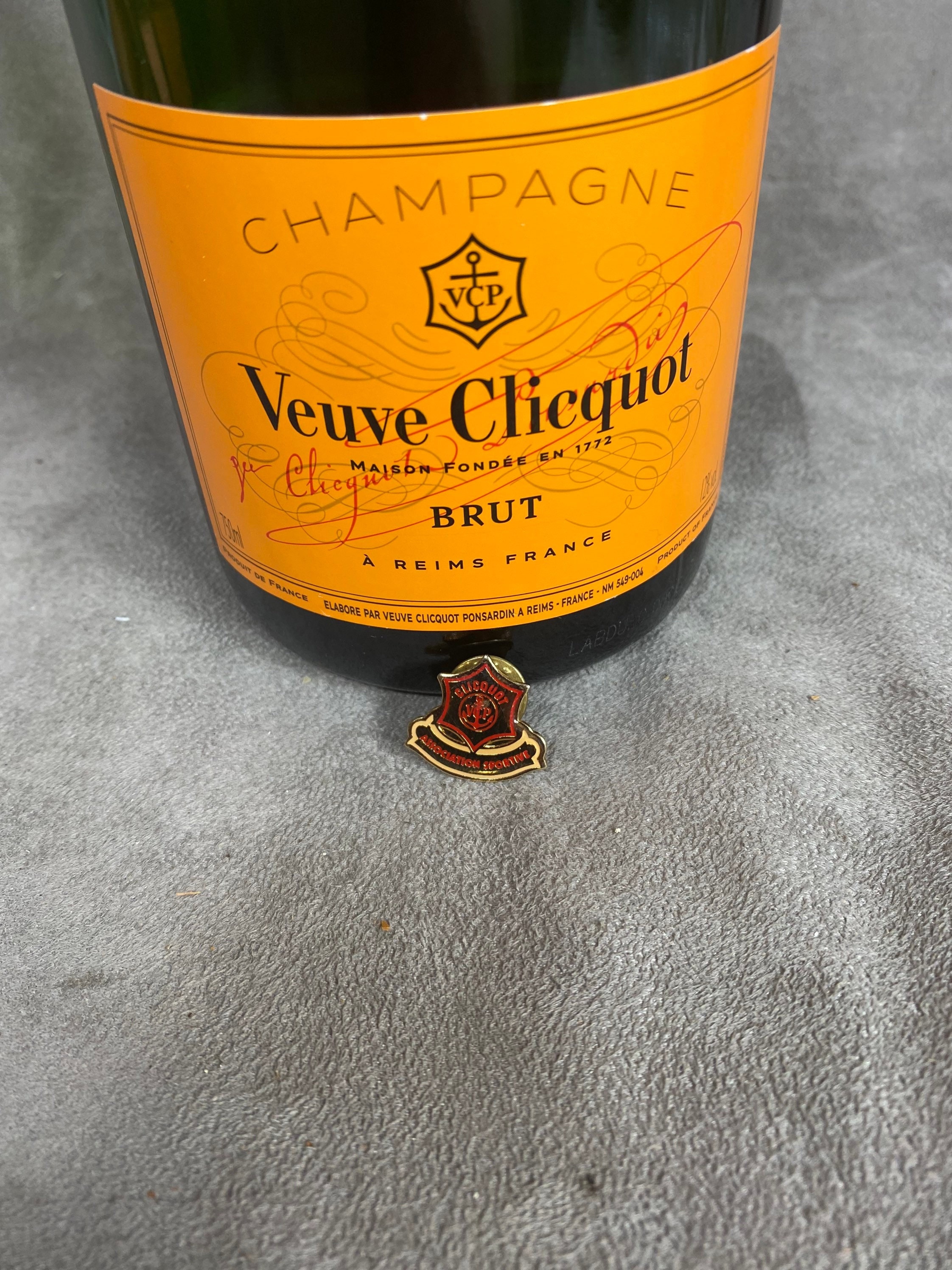 Veuve Clicquot Brut With Gift – Liquor Geeks