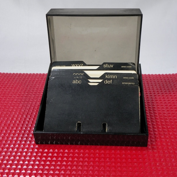 Répertoire téléphonique en plastique noir carré à fiches cartonnées avec couvercle fumé   Année 1970