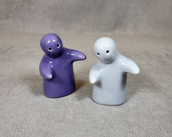 Ceramic salt and pepper vintage "the couple who is enlace" grey and purple