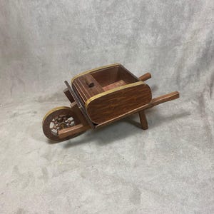Distributore di sigarette in legno, carriola, prodotto in Francia, vintage 1970