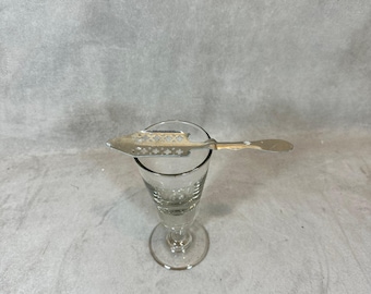 RZADKI Zestaw kieliszków do absyntu i starej łyżeczki do absyntu z bardzo białego metalu, rocznik 1900. Wyprodukowano we Francji