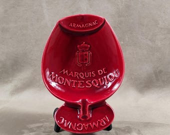 Cendrier publicitaire en faience rouge en forme de verre à liqueur Marquis de Montesquiou