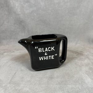 Brocca pubblicitaria in ceramica in bianco e nero realizzata in Inghilterra, vintage 1980