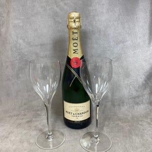 BACCARAT SEHR SELTEN Set mit 2 wunderschönen Baccarat-Champagnerflöten aus französischem Vintage-Kristall. Hergestellt in Frankreich.