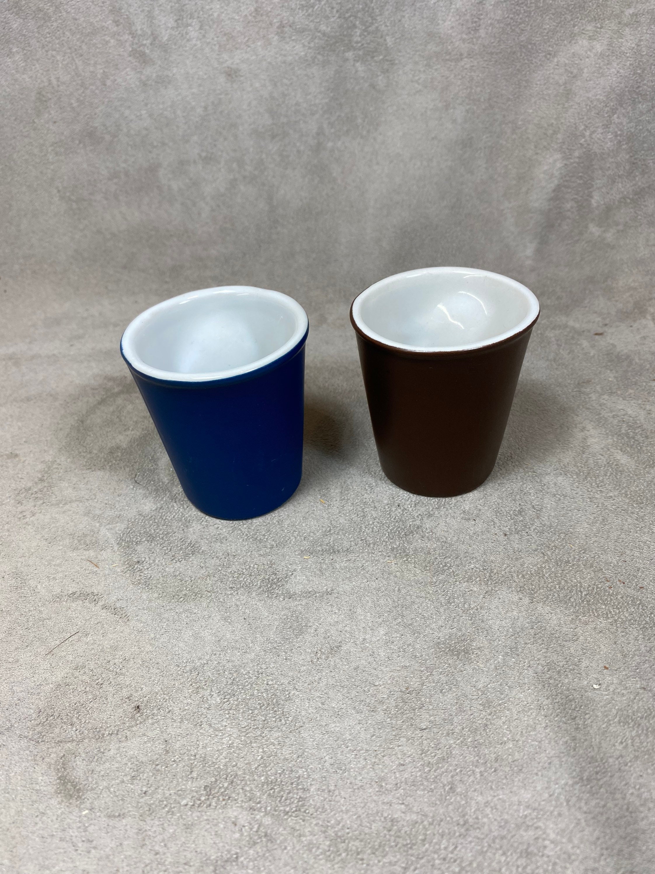 2 Tasses à Café en Porcelaine Culinaire Revol Collection de Couleur Marron, Bleu Gobelet Froissé Vin