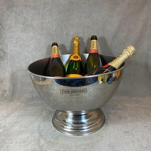 RARE Seau à Champagne Piper-Heidsieck en plastique rouge et noir en forme de chapeau collection The avengers Chapeau melon et bottes de cuir - France