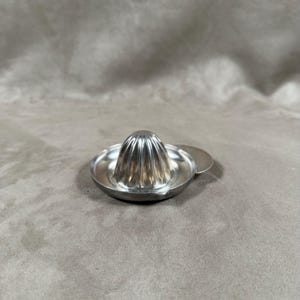 Zitruspresse aus Vintage-Silbermetall mit Goldschmiedemarke, hergestellt in Frankreich
