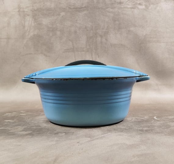 Cocotte en fonte émaillée quasi neuve, couleur raisin rouge chic et chaude, diamètre 25cm profondeur 11.5cm. Apsbbr