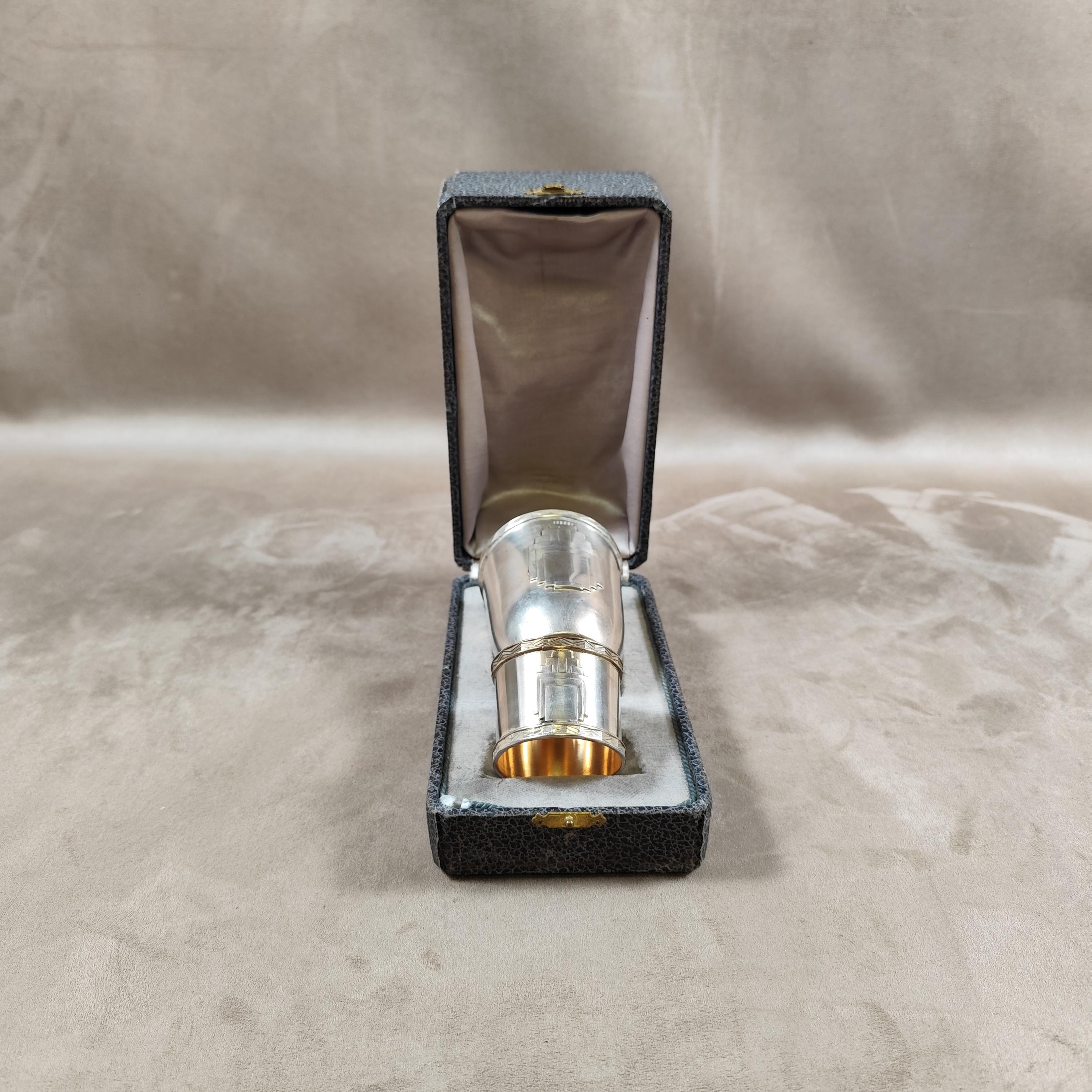 アールデコ調の銀メッキメタル製洗礼カップとナプキンリングケース