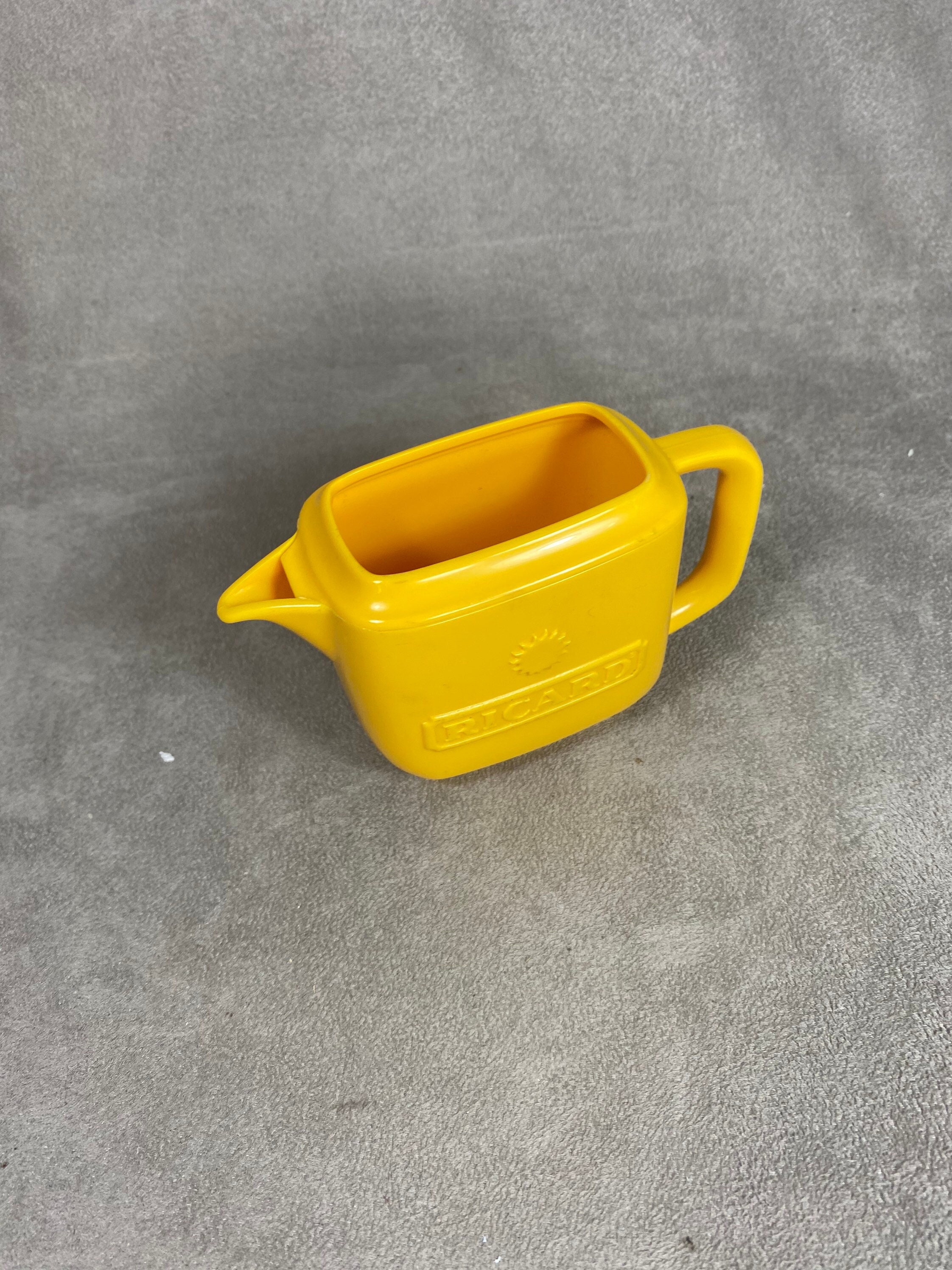 Petite Cruche Ricard en Plastique Jaune Made in France Années 1980