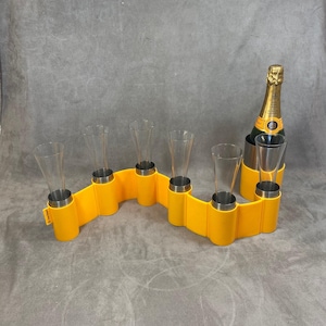 SEHR SELTENER Veuve Clicquot Tischläufer aus der Trendy-Reihe mit integriertem Flötenhalter darum herum und einem Set mit 6 trendigen Flöten. Hergestellt in Frankreich.