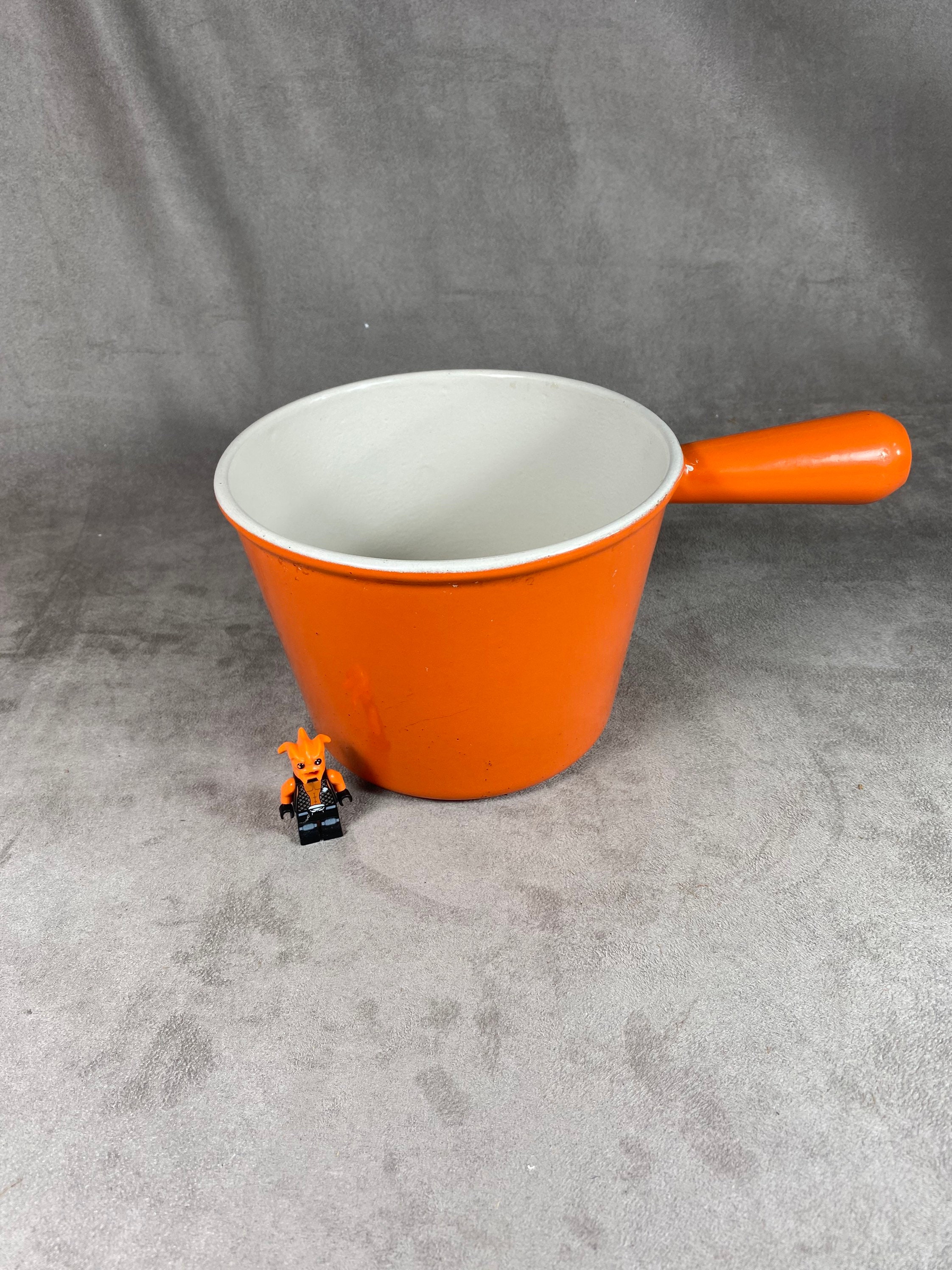 caquelon le creuset en fonte émaillée orange avec poignée vintage made in france