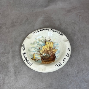 Reklamowa restauracja z popielniczką A la bonne Auberge de Madame Burgaud w stylu vintage z ręcznie robionej ceramiki