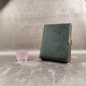 Álbum de fotos antiguo de cuero verde con relieve floral – Cierre de latón