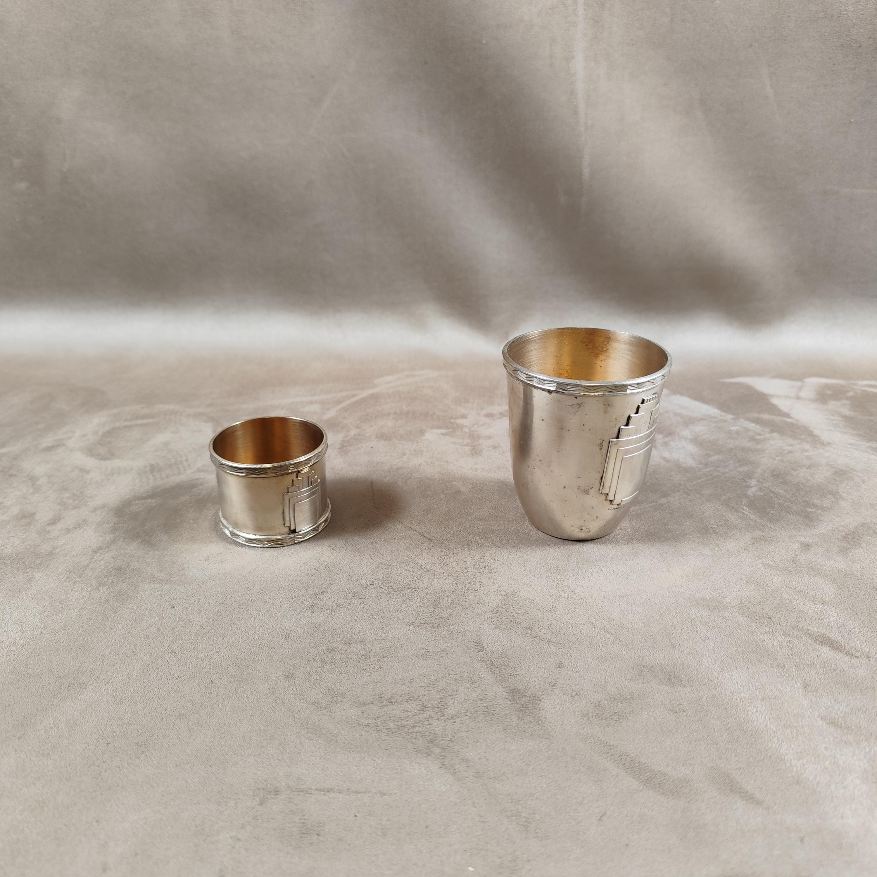 アールデコ調の銀メッキメタル製洗礼カップとナプキンリングケース