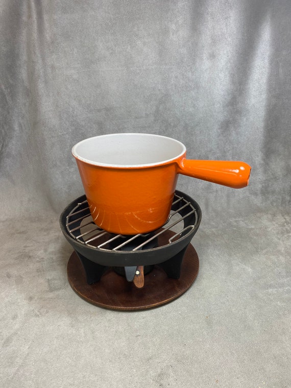 Ancien caquelon poelon en fonte emaillée LE CREUSET N°22 orange