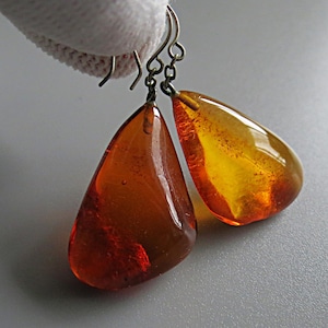 Vintage balticl amber earrings. Natural baltic amber and metal. Cognac color amber. Amber dangle earrings. Vintage amber earrings 1960s.