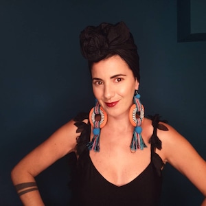 Pendientes de cuerda hechos a mano: joyería bohemia naranja y azul