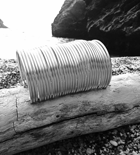 A World of Bracelets ブレスレット　エスニック　トライバル アフリカン トライバル コイル カフ：シルバー マルチストランド