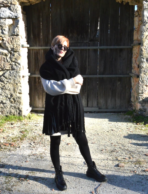Oversized Wool Scarf Wrap: Chunky Knit Shawl with Fringe
