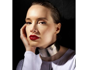 KITANA Silvermanschettchoker: Bred metallisk krage, handgjort statementhalsband