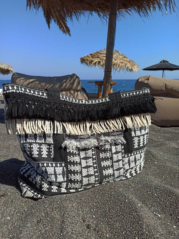 Woven Beach Bag: Bohemian Ethnic Shoulder Bag with Fringe