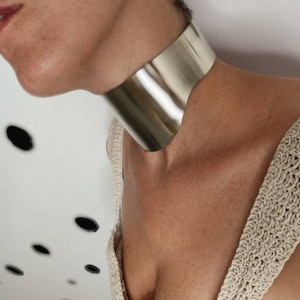 Volle Rüstung Halsband, Manschetten-Halskette, metallisches Messing, mutiges Halsband, Halbkreis, Statement-Schmuck, breites Halsband
