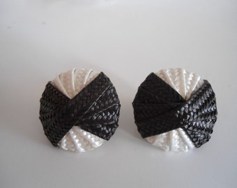 Noir/blanc magnifique autour de boucle d’oreille, style de 80 ans.
