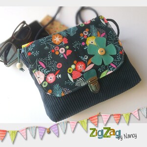 Floral shoulder strap in cotton and suede (25 x 20 cm), small bag, crossed drawstring shoulder strap, floral print on a midnight blue background