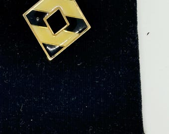 Vintage emaljbrosch i svartvitt från 1980-talet