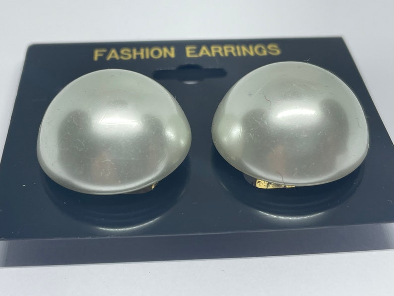 Vintage Dome Faux Pearl Clip on Earring Light weight new old stock image 6