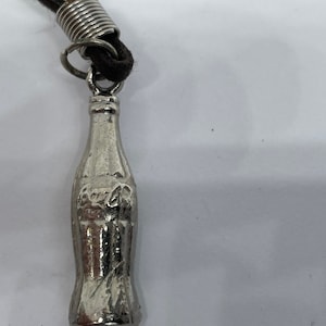 Ciondolo bottiglia Coca Cola tono argento del 1970 su cavo Drak Brown da 16 pollici