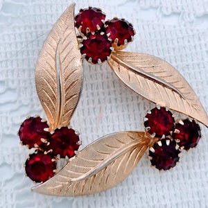 Vintage-Brosche im Mid-Century-Stil mit Blattgold und rubinroten Strasssteinen, auffällige Brosche mit strukturierter Blattform aus den 1950er Jahren, elegantes Modeschmuck-Geschenk für Sie
