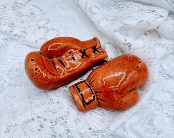 Salero y pimentero coleccionables vintage de guantes de boxeo de los años 50, de porcelana pintada a mano, hechos en Japón.