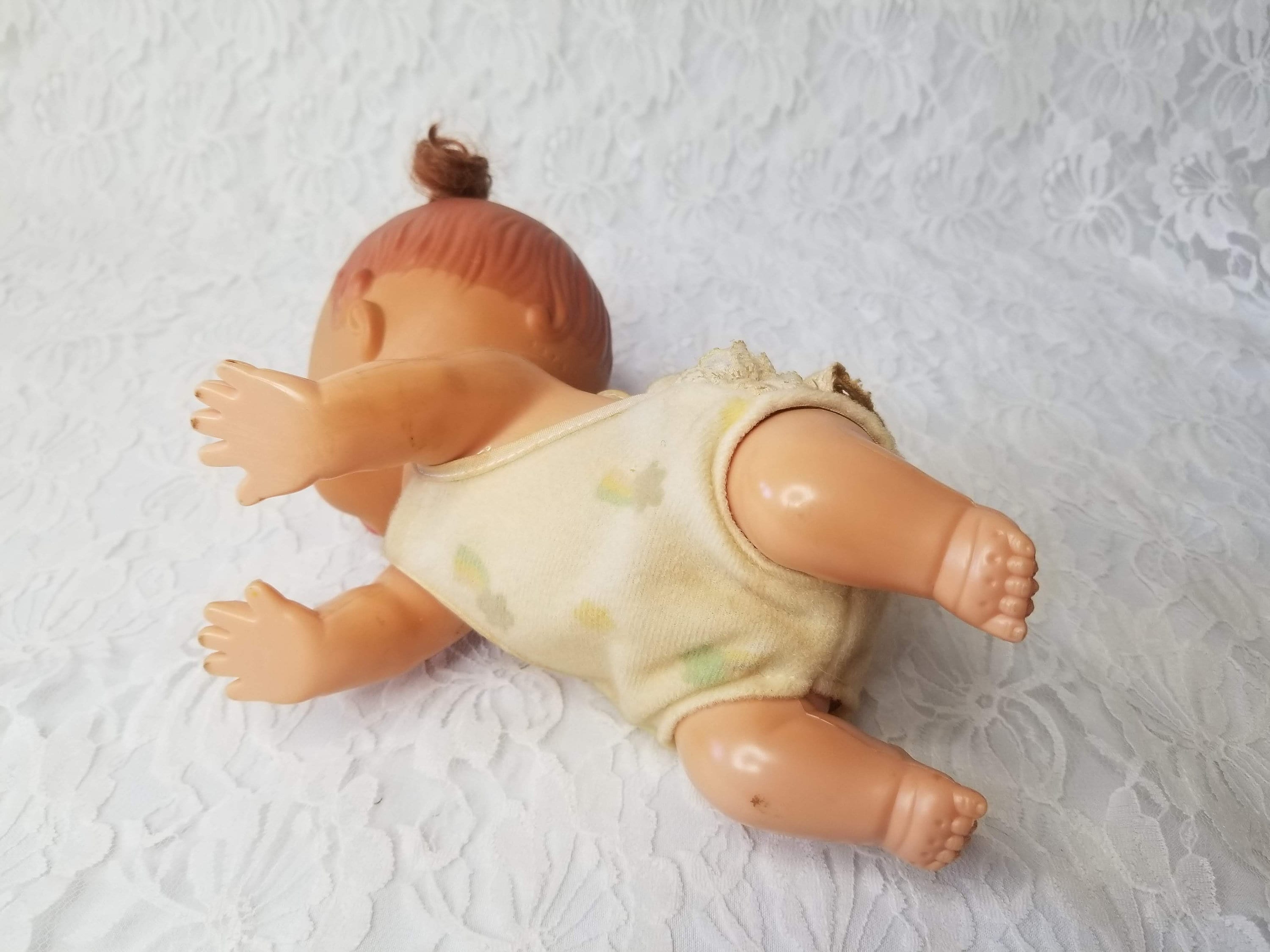 1979 PLAYMATES BABY CRAWL AWAY DOLL w// hat and diaper