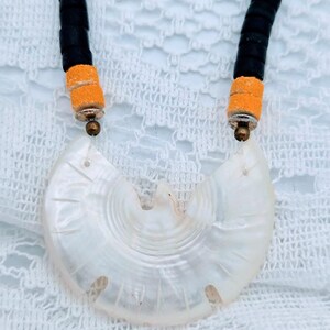 Collana con pendente a mezzaluna in madreperla stile sud-occidentale, girocollo con perline Heishi nere, gioielli tribali boho con accenti di corallo spugnoso arancione.