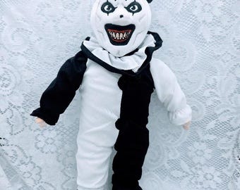Art der Clown Plüschtier - Terrifier Horrorfilm Killer Clown Stoffpuppe - Schwarz & Weiß MIME Kostüm