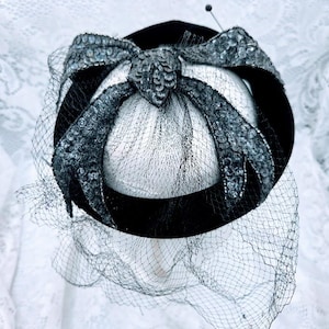 Tocado vintage negro con lentejuelas y lazo de Nita Hats of Dallas – Velo y lazo de malla ~ Perfecto para bailes de graduación o exhibiciones de autos
