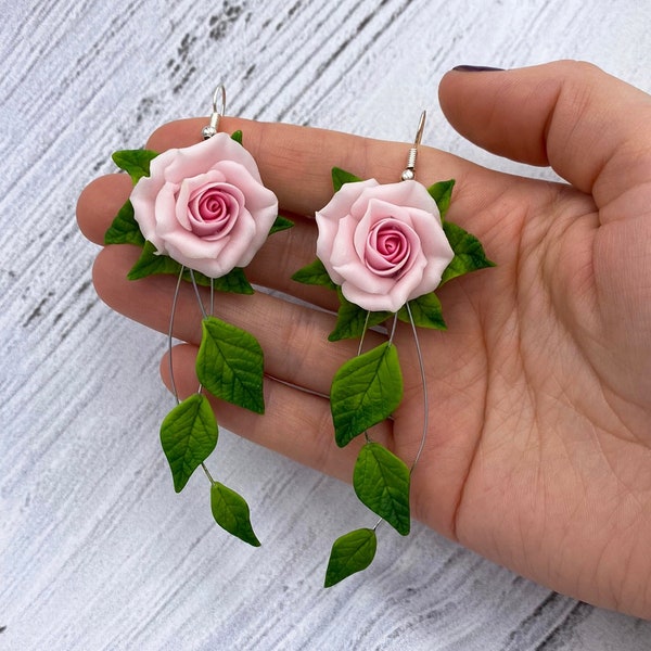 Bleke roze roos bengelen oorbellen, drop bloem oorbellen