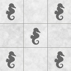 Op de afbeelding: Een set van zes grijze zeepaardjesilhouet-stickers. De stickers zijn gerangschikt in een rasterpatroon op een wit betegeld oppervlak.