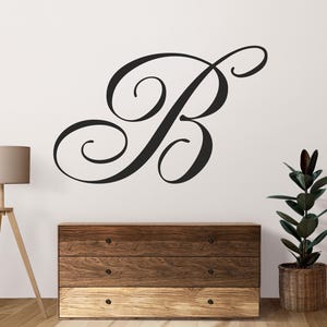 Adhesivo de pared con letra personalizada – Calcomanía caligráfica con monograma – Arte de vinilo con una sola inicial para decoración del hogar y regalo