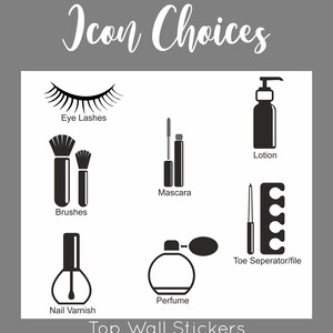 Pu&ograve; includere: Icone in bianco e nero di articoli di bellezza e cura personale, tra cui ciglia, mascara, pennelli, lozione, separatore per dita dei piedi, profumo e smalto per unghie. Il testo "Icon Choices" e "Top Wall Stickers" &egrave; in alto e in basso nell'immagine.