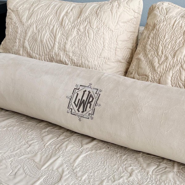 Stort monogramerat sängbolster med monogram, ländryggskuddfodral, initialer