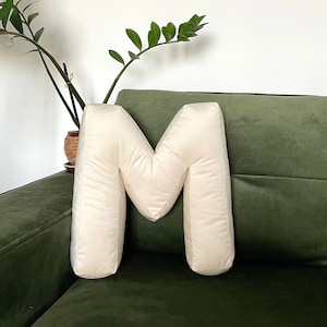 Almohada con letras Decoración de habitación Almohada de terciopelo Letras de tela Letras en forma de crema rellenas Decoración de habitación de bebé