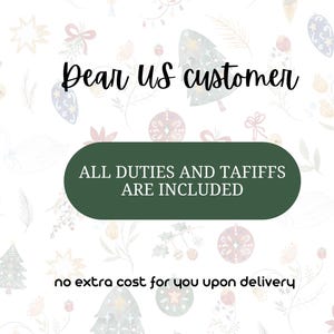 Może przedstawiać: Białe tło z akwarelowymi ilustracjami świątecznymi. Tekst brzmi "Dear US customer" nad zielonym owalem z napisem "ALL DUTIES AND TARIFFS ARE INCLUDED". Poniżej "no extra cost for you upon delivery".