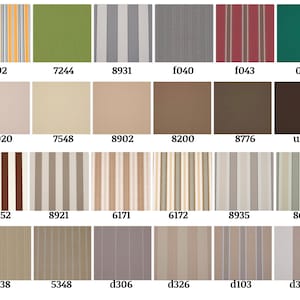 Puede incluir: Una cuadr&iacute;cula de veinticuatro muestras de tela que muestran varios colores s&oacute;lidos y patrones de rayas verticales en tonos verde, gris, rojo, marr&oacute;n, beige y naranja. Cada muestra tiene un c&oacute;digo alfanum&eacute;rico &uacute;nico debajo de la imagen.