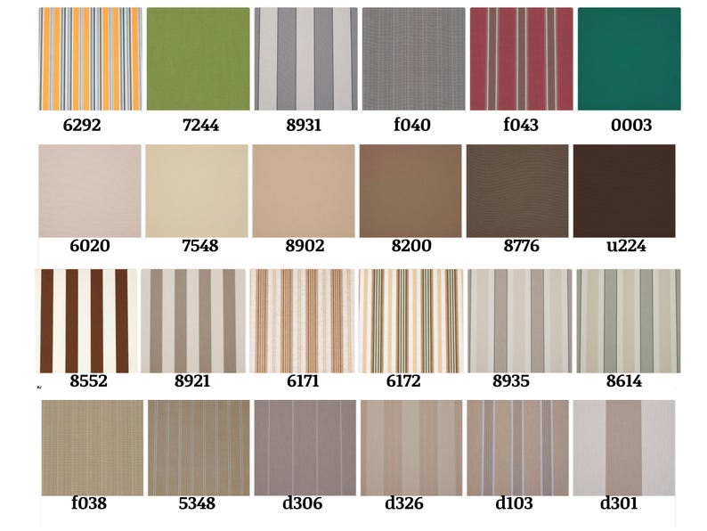 Puede incluir: Una cuadr&iacute;cula de veinticuatro muestras de tela que muestran varios colores s&oacute;lidos y patrones de rayas verticales en tonos verde, gris, rojo, marr&oacute;n, beige y naranja. Cada muestra tiene un c&oacute;digo alfanum&eacute;rico &uacute;nico debajo de la imagen.