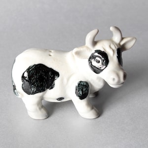Vintage Cow Figurine, Vintage Portcelain  Salt or Pepper Shaker, Cow Salt Pepper Shakers,  Kitchen Decor, Porcelain Shaker