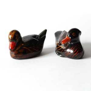 Set aus 2 Vintage Keramik Ente Figur, von handbemalt Ente, Ente Keramik handgefertigt. Miniatude-Ton-Skulptur