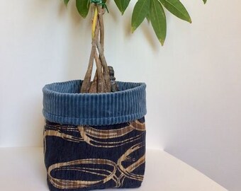 Fabric storage basket offered in two sizes, Pot holder or pocket tray made from recycled fabric in Canada Quebec by Mgarno